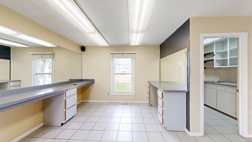 More Photos Of 3130 N Woodford St, Decatur Freestanding For Lease