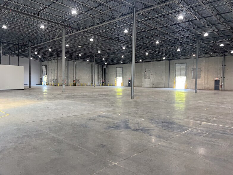 More Photos Of 140 Congress Blvd, Duncan Service For Lease