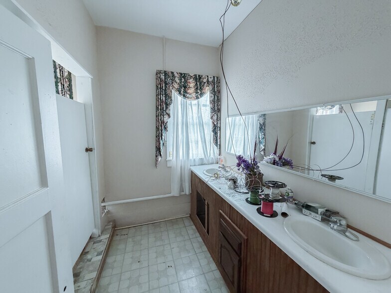 More Photos Of 1107 Spring St, Hot Springs Flex For Sale