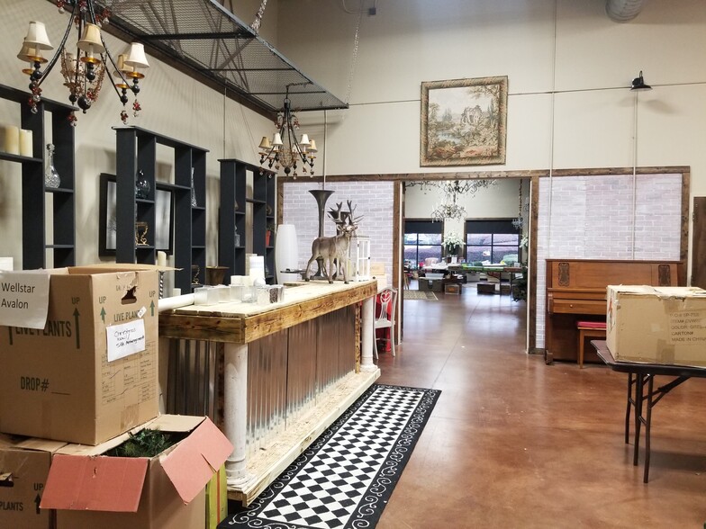 More Photos Of 1890 W Oak Pky, Marietta Showroom For Lease