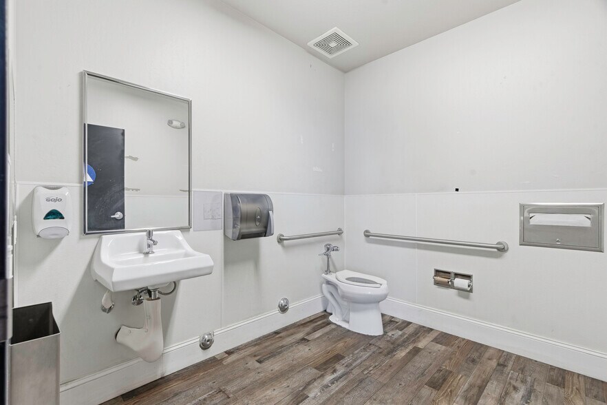 More Photos Of 3601 Ming Ave, Bakersfield Freestanding For Lease