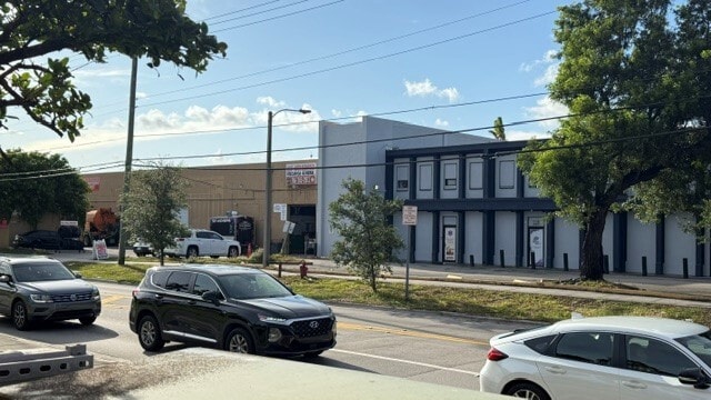 More Photos Of 1651 W 37th St, Hialeah Warehouse For Sale