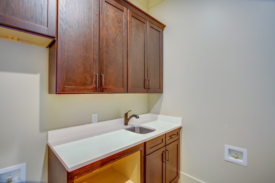 More Photos Of 108 Kelly Rd, Niceville Showroom For Lease