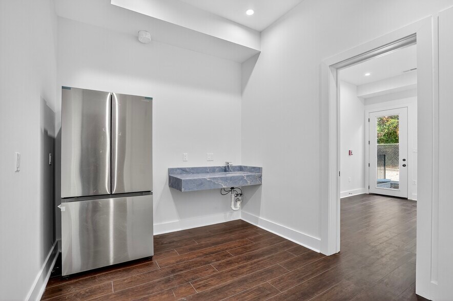 More Photos Of 7321 Georgia Ave NW, Washington Veterinarian Kennel For Sale