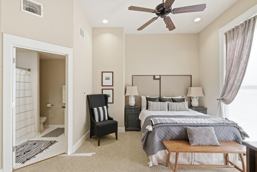 More Photos Of 103 N Pecan St, Hico Hotel For Sale