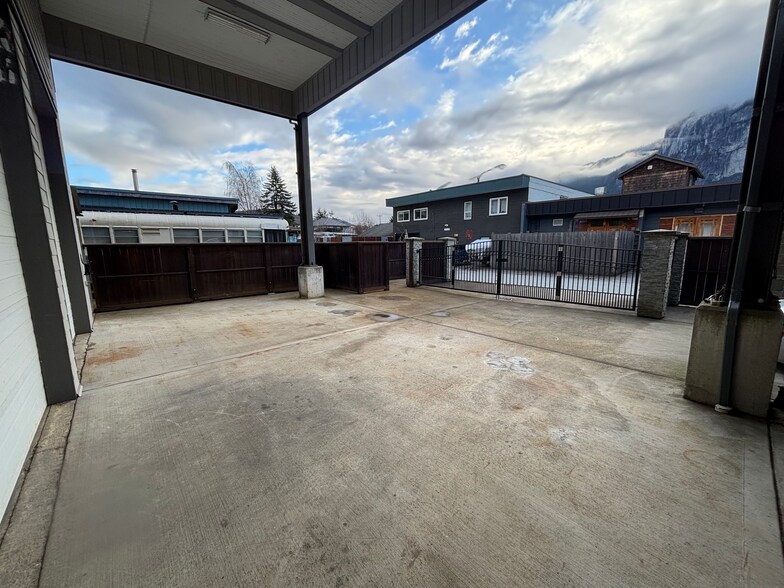 More Photos Of 37738 3 Av, Squamish Flex For Sale