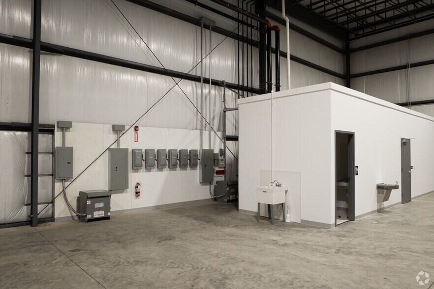 More Photos Of 113 Tabor Rd, Mechanicville Distribution For Sale