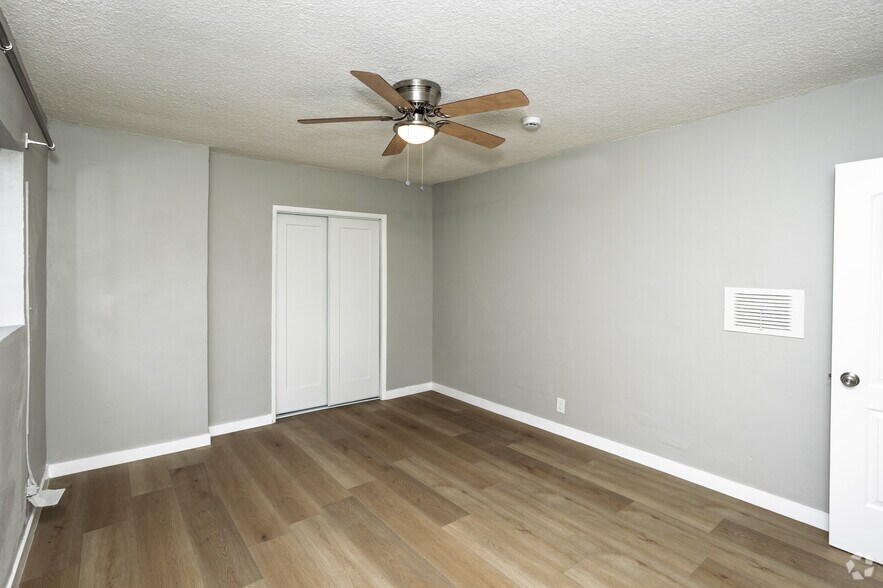 More Photos Of 533-535 W 75th St, Los Angeles Apartments For Sale