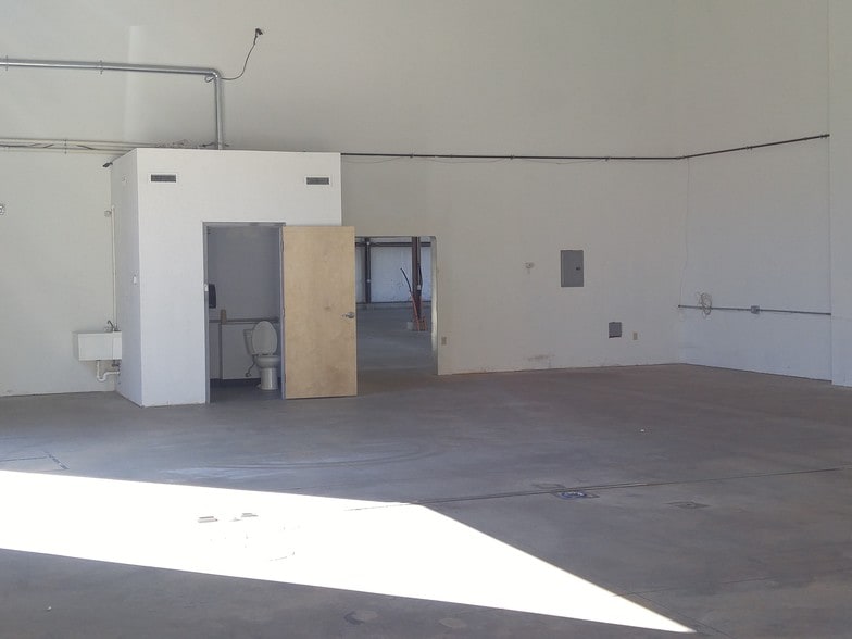 More Photos Of 99 Ledge Rd, Seabrook Warehouse For Lease