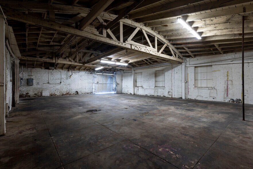 More Photos Of 110 E 62nd St, Los Angeles Auto Repair For Lease