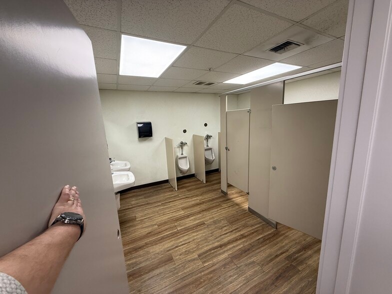 More Photos Of 2900 Sutherland Dr, Union Gap Manufacturing For Lease