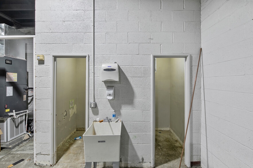 More Photos Of 301 Robeson St, Fayetteville Freestanding For Lease