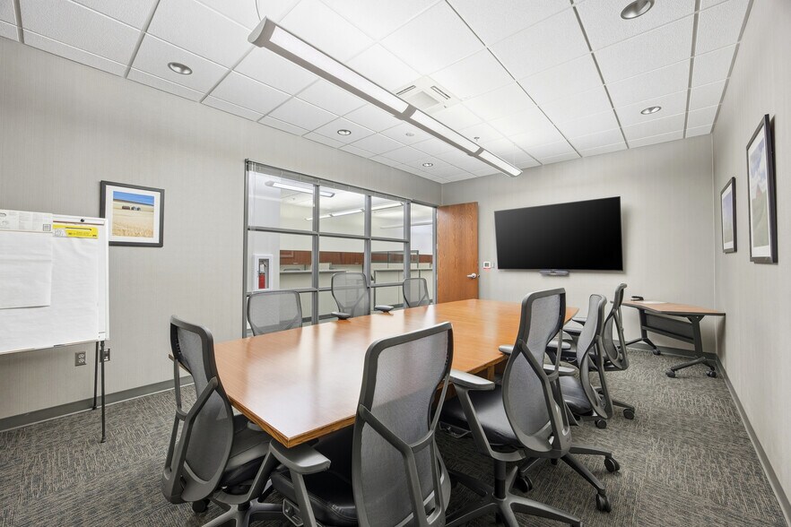 More Photos Of 644 E Beaton Dr, West Fargo Office For Lease