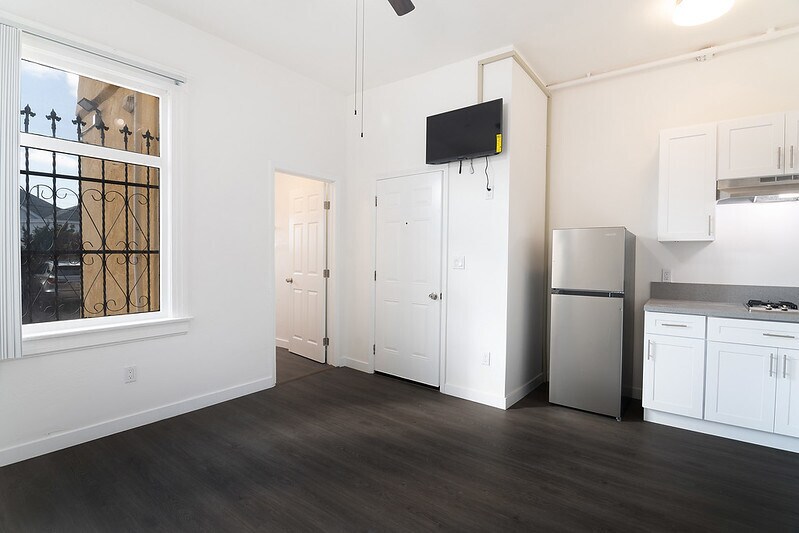 More Photos Of 1820 W 11th St, Los Angeles Apartments For Sale