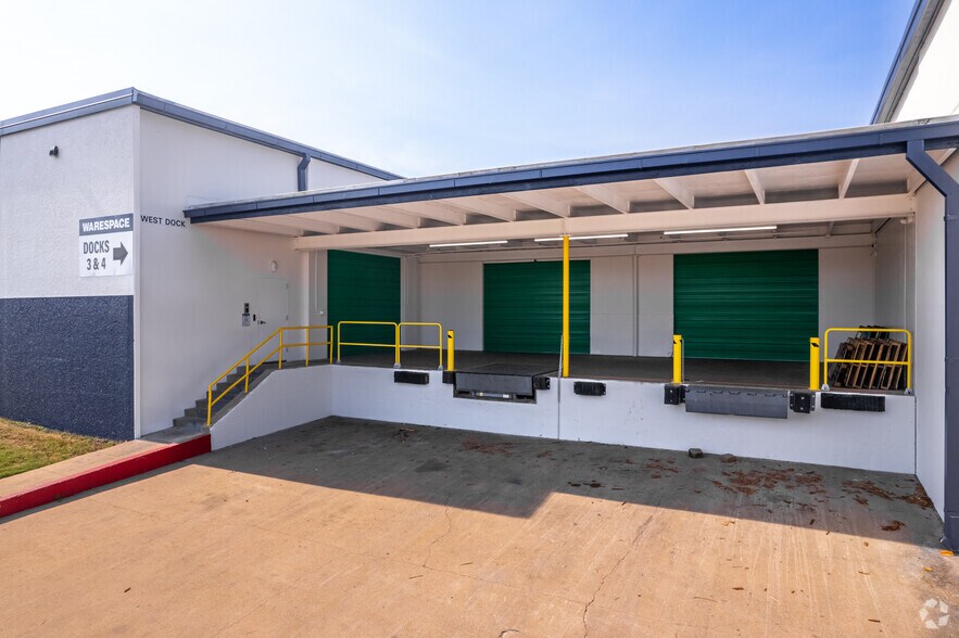 More Photos Of 3131 W Bolt St, Fort Worth Warehouse For Lease