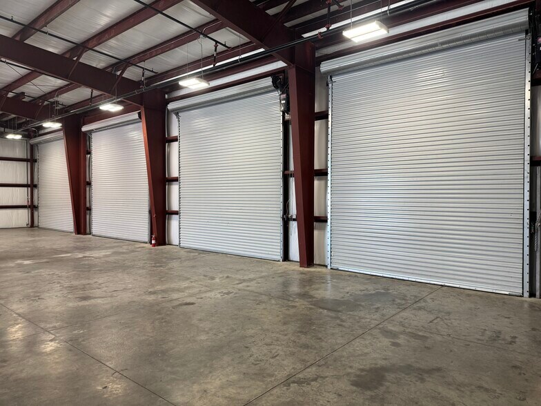 More Photos Of 7585 Sportsman Club Rd, Jacksonville Warehouse For Lease
