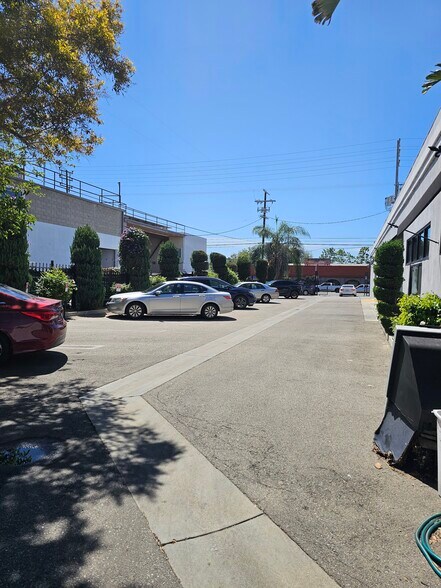 More Photos Of 18215-18217 Parthenia St, Northridge Storefront For Lease