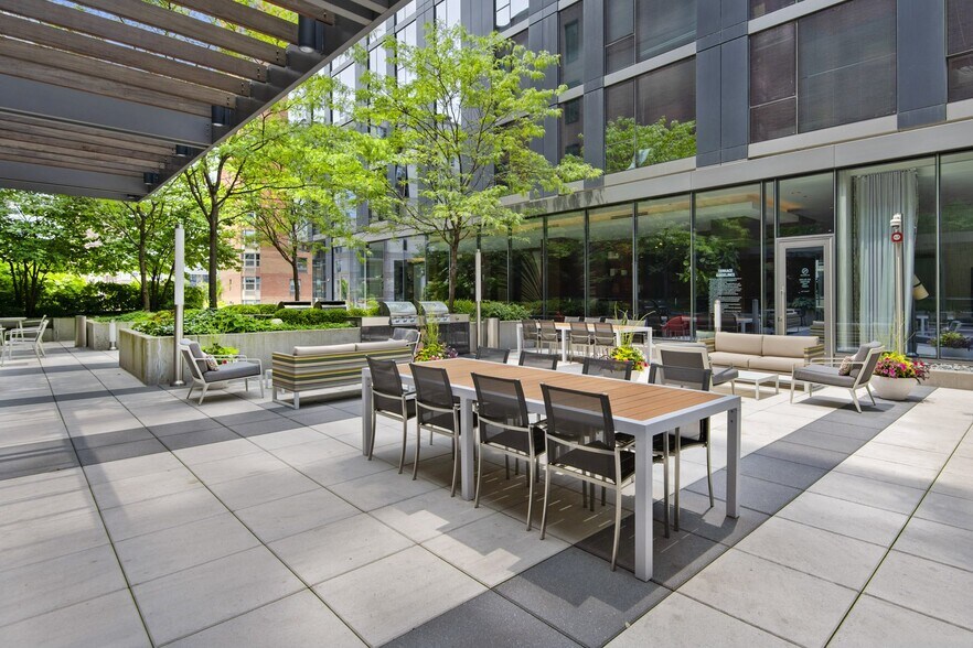 More Photos Of 845 N State St, Chicago Apartments For Lease