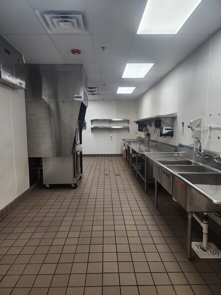 More Photos Of 8845 Gratiot Rd, Saginaw Freestanding For Sale