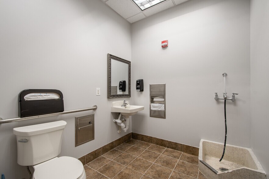 More Photos Of 9582 W Colonial Dr, Ocoee Medical For Lease