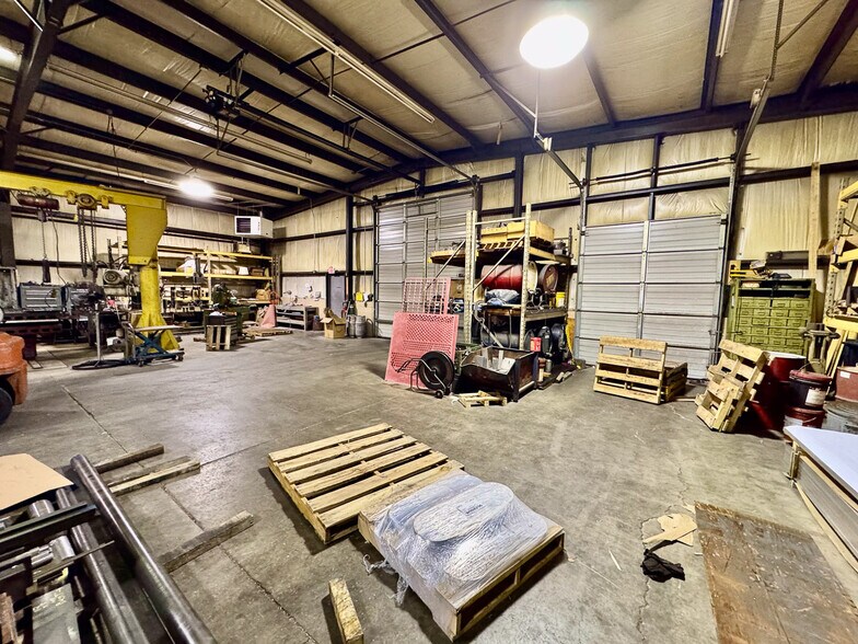 More Photos Of 3822 Victory Ave, Louisville Warehouse For Lease