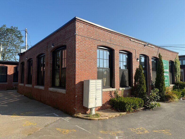 More Photos Of 909 Islington St, Portsmouth Warehouse For Lease
