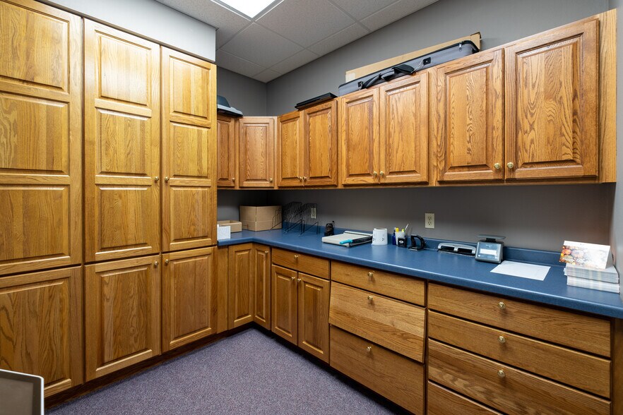 More Photos Of 40 Good Counsel Dr, Mankato Office For Sale