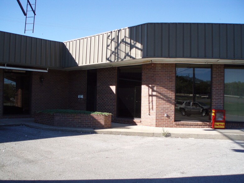 More Photos Of 3100-3102 S 24th St, Kansas City Storefront Retail Office For Lease