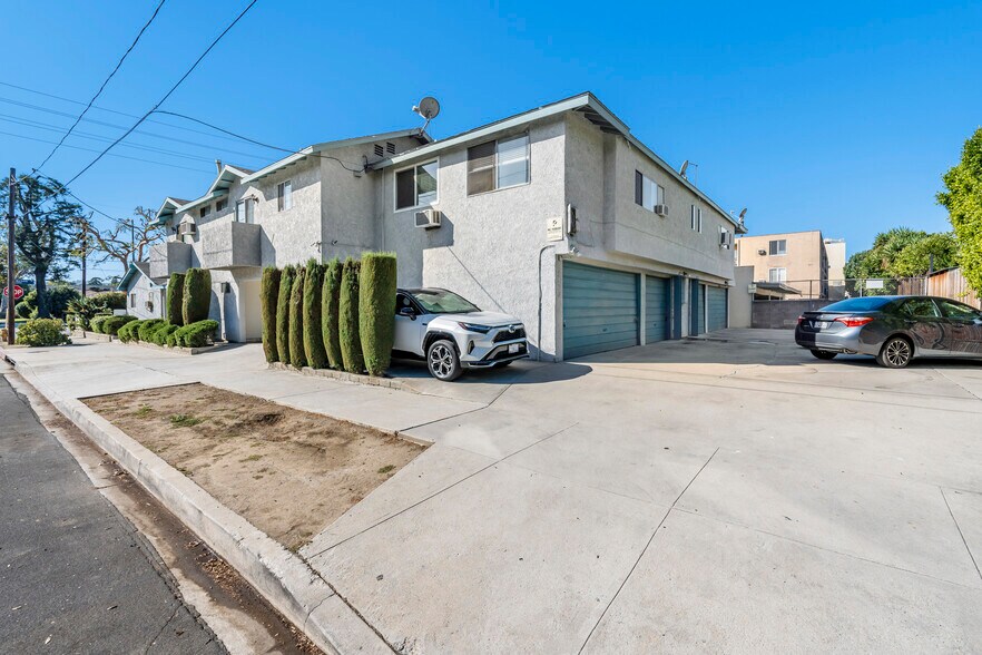 13901 Burbank Blvd, Sherman Oaks, CA 91401 Apartments For Sale