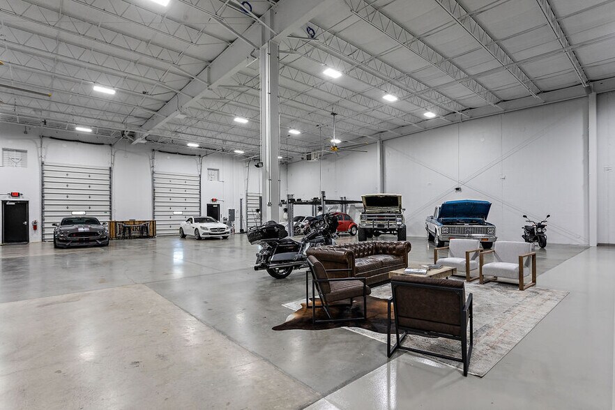 More Photos Of 3455 Centerpoint Dr, Grove City Warehouse For Lease