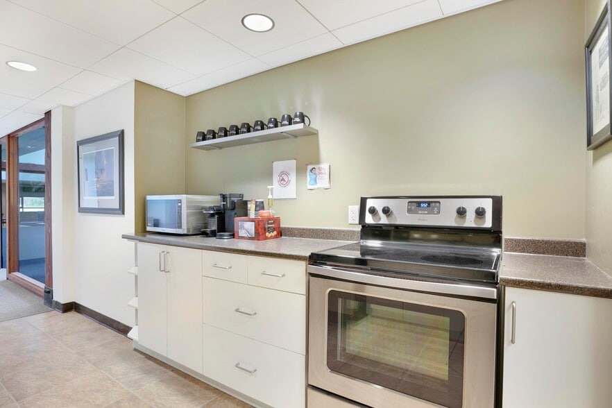 More Photos Of 13 Commerce Crt, Bancroft Office For Sale
