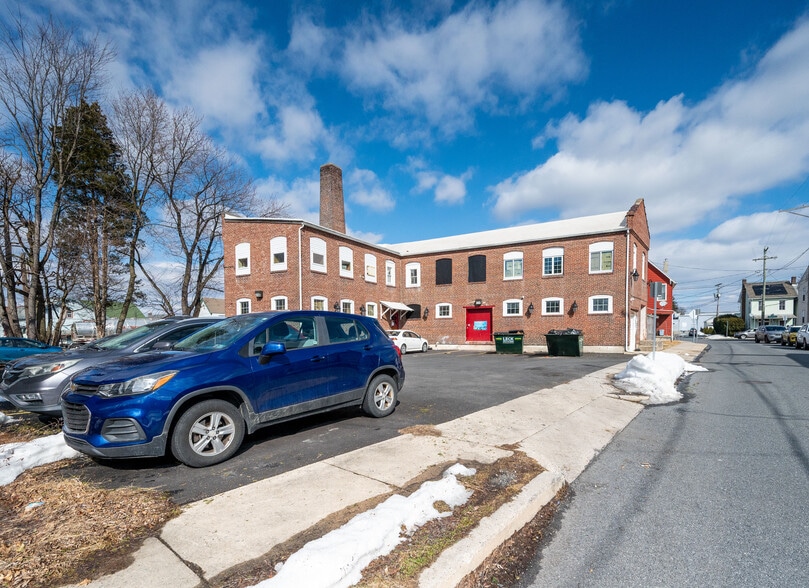 More Photos Of 102 S Richmond St, Fleetwood Warehouse For Sale