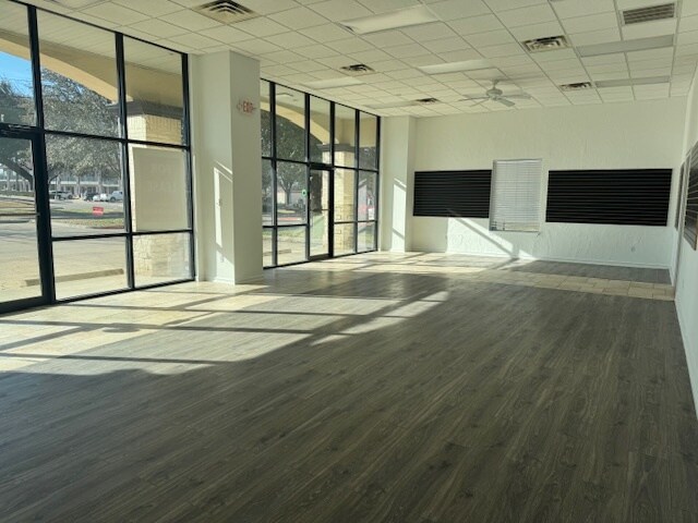 More Photos Of 1585 E Broad St, Mansfield Unknown For Lease