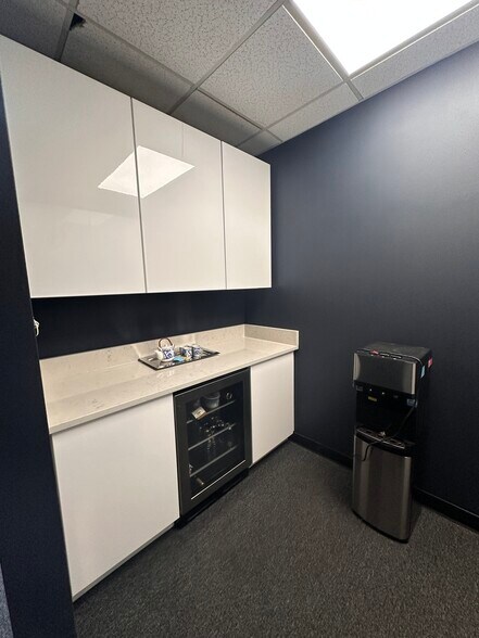 More Photos Of 1143-1147 47th Ave, Long Island City Showroom For Lease