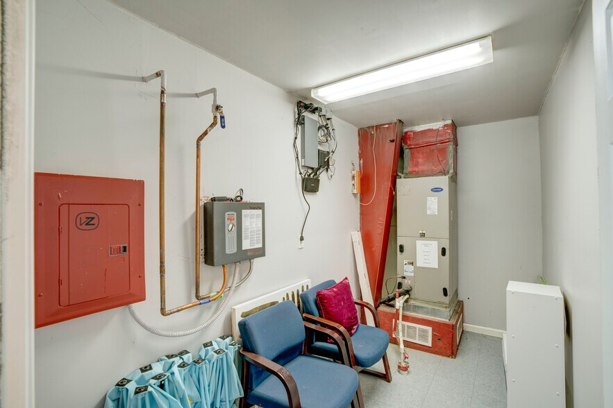 More Photos Of 11578 Airway Blvd, Roanoke Warehouse For Sale