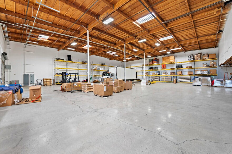 More Photos Of 14 Chrysler, Irvine Manufacturing For Lease