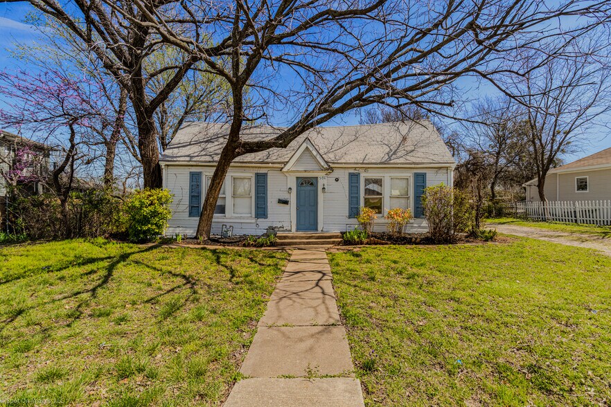 Primary Photo Of 504 N Goliad St, Rockwall General Retail For Sale