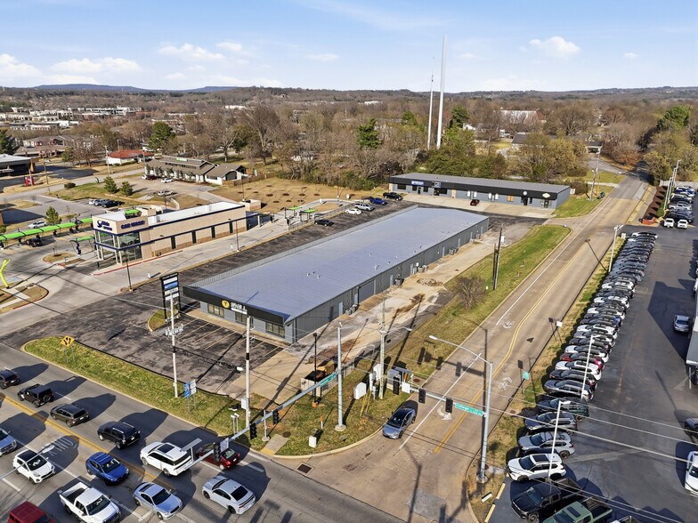 More Photos Of 3416-3422 N College Ave, Fayetteville Unknown For Lease