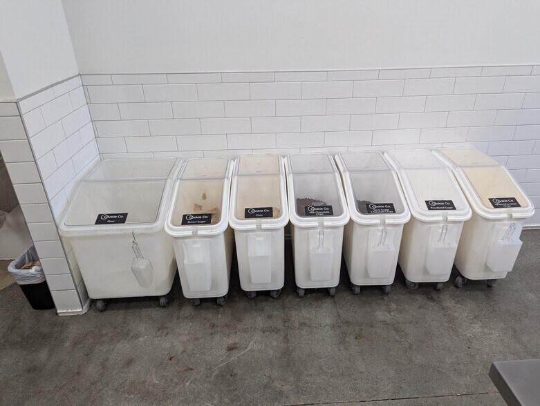 More Photos Of 13123 State Line Rd, Kansas City General Retail For Lease