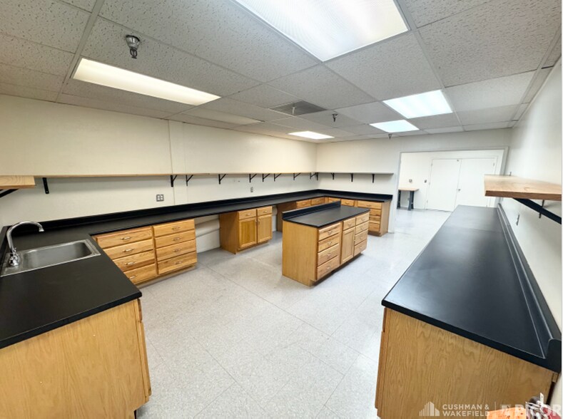 More Photos Of 1665-1700 E 18th St, Tucson Showroom For Lease