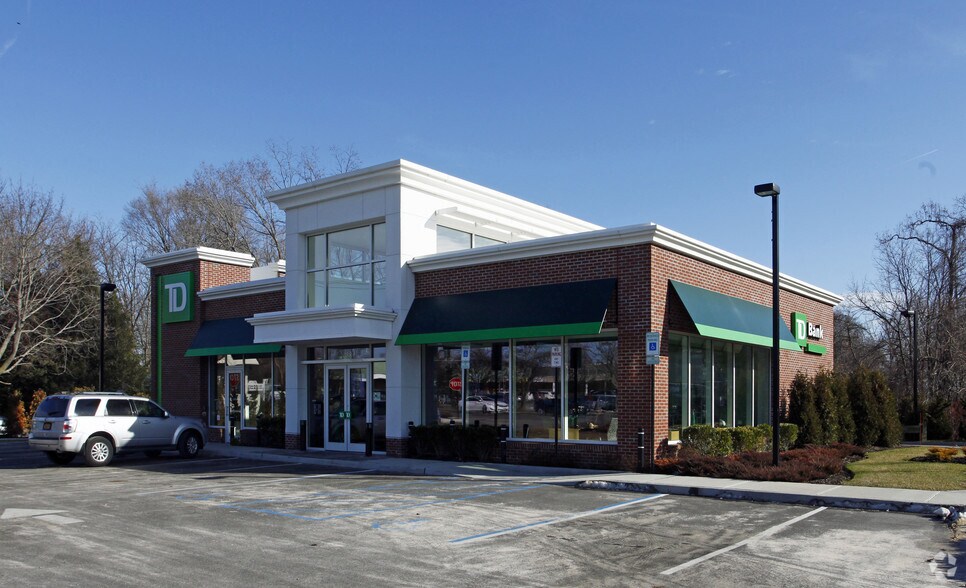 More Photos Of 188 N Main St, Sayville Bank For Lease