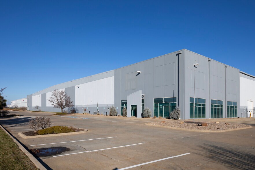 More Photos Of 7501 NW 106th Ter, Kansas City Distribution For Lease