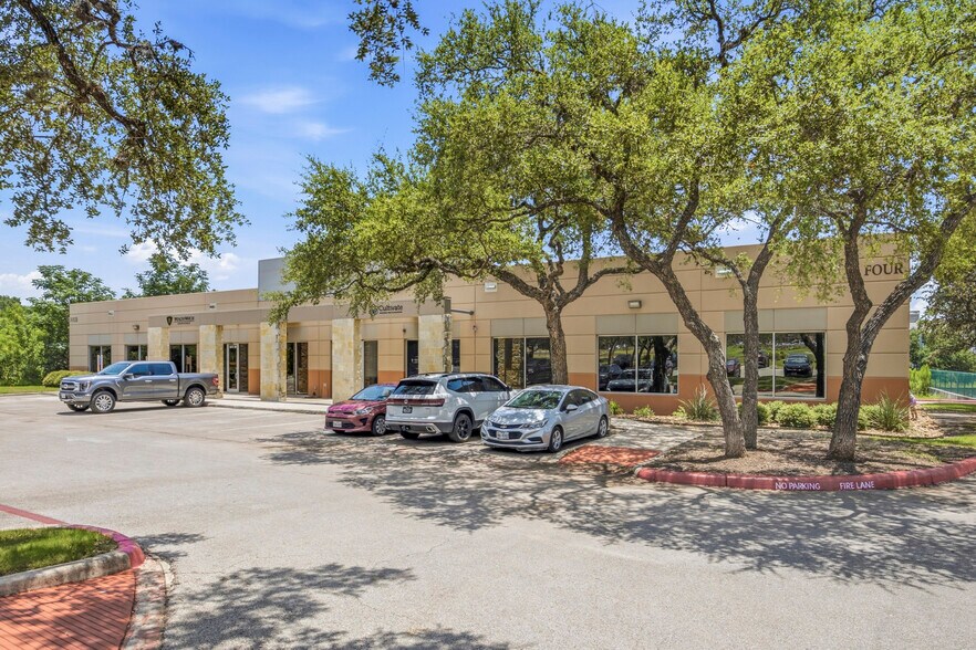 More Photos Of 300 E Sonterra Blvd, San Antonio Unknown For Lease