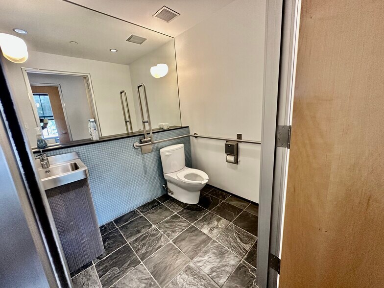 More Photos Of 12 Havemeyer Pl, Greenwich Office For Lease
