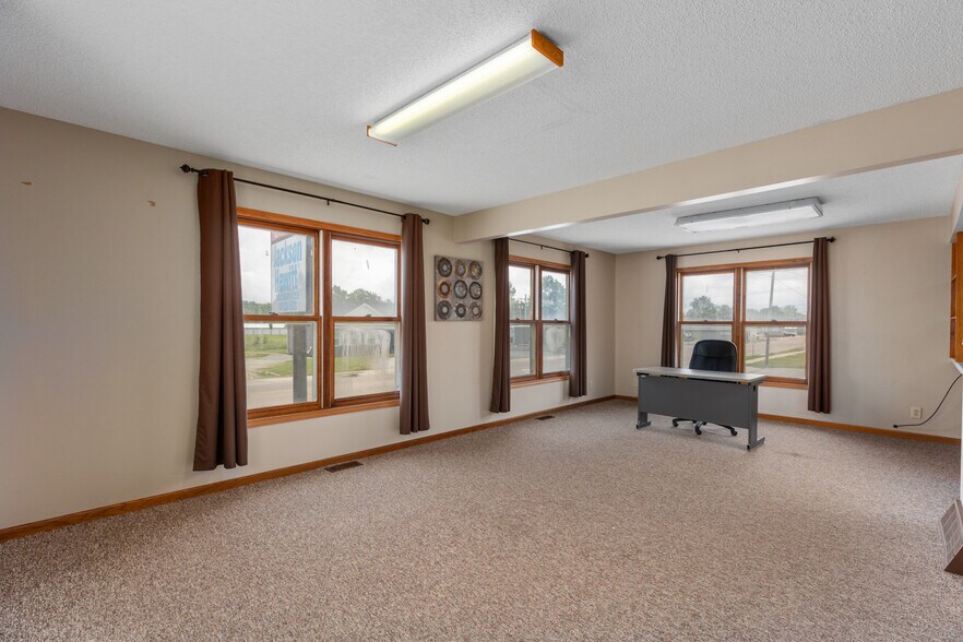 More Photos Of 902 W Union Ave, Litchfield Office For Sale