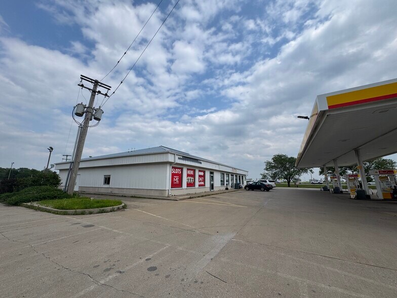 More Photos Of 510 W Cemetary Ave, Chenoa Service Station For Lease