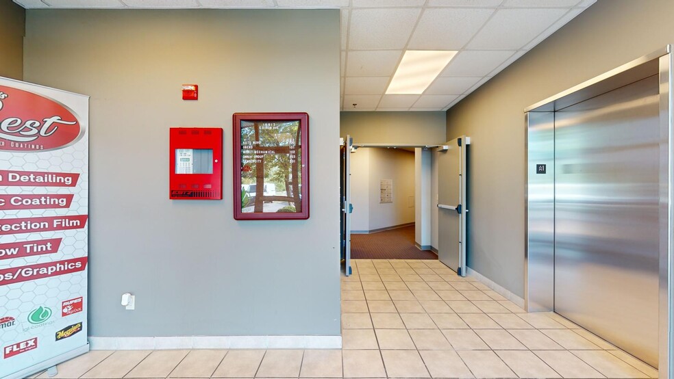 More Photos Of 17813 Edison Ave, Chesterfield Showroom For Lease