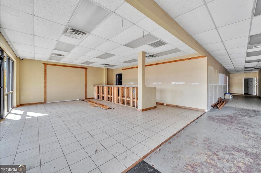 More Photos Of 905 Hillcrest Pky, Dublin Storefront For Sale