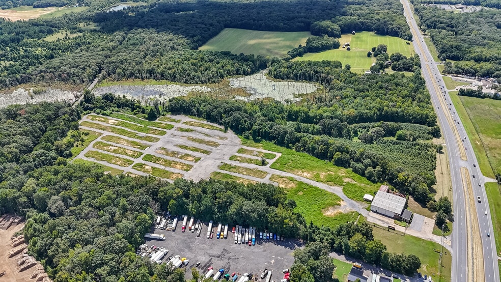 More Photos Of 4840 Crain Hwy, White Plains Warehouse For Lease