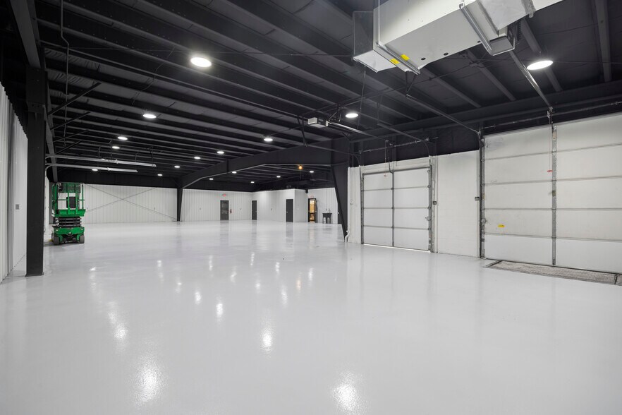 More Photos Of 9941 York Theta Dr, North Royalton Service For Lease